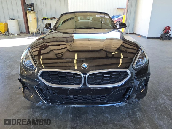 2025 BMW Z4 sDrive30i z VIN WBAHF3C01SWY40624, wystawiony jako Copart lot #85969224 z przebiegiem Nie podano mil oraz Czysty tytuł • Clean title. Historia ofert i sprzedaży dostępna na DreamBid. Obrazek 5.
