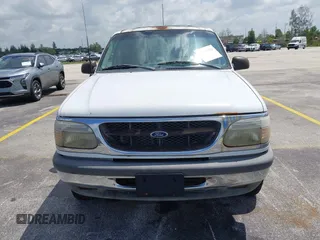 1998 Ford Explorer XLT z VIN 1FMZU32E1WUC16667, wystawiony jako IAAI lot #41935780 z przebiegiem 133 809 mil mil oraz . Historia ofert i sprzedaży dostępna na DreamBid. Obrazek 12.