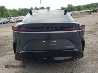 2023 Lexus RZ 450e Premium z VIN JTJAAAAB8PA020411, wystawiony jako Copart lot #58023424 z przebiegiem 1274 mil mil oraz Szkody całkowita. Historia ofert i sprzedaży dostępna na DreamBid. Obrazek 6.
