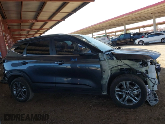 2023 Kia Seltos S z VIN KNDEU2AA1P7387768, wystawiony jako IAAI lot #42454208 z przebiegiem 42 637 mil mil oraz . Historia ofert i sprzedaży dostępna na DreamBid. Obrazek 14.