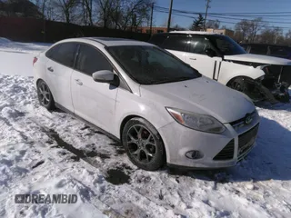 2013 Ford Focus SE z VIN 1FADP3F23DL337201, wystawiony jako IAAI lot #41630163 z przebiegiem 163 979 mil mil oraz . Historia ofert i sprzedaży dostępna na DreamBid. Obrazek 1.