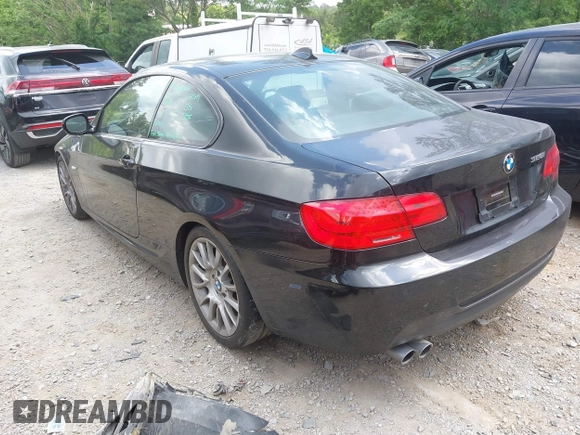 2011 BMW 3 Series 328i z VIN WBAKE3C59BE558791, wystawiony jako IAAI lot #42171294 z przebiegiem 59 256 mil mil oraz . Historia ofert i sprzedaży dostępna na DreamBid. Obrazek 3.