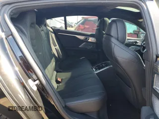 2022 BMW 8 Series M850i z VIN WBAGV8C03NCH58172, wystawiony jako Copart lot #71592504 z przebiegiem 25 854 mil mil oraz Czysty tytuł • Clean title. Historia ofert i sprzedaży dostępna na DreamBid. Obrazek 10.