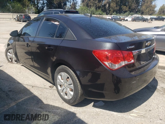 2015 Chevrolet Cruze LS z VIN 1G1PA5SG2F7278331, wystawiony jako Copart lot #52380075 z przebiegiem 138 848 mil mil oraz Szkoda całkowita • Salvage title. Historia ofert i sprzedaży dostępna na DreamBid. Obrazek 2.