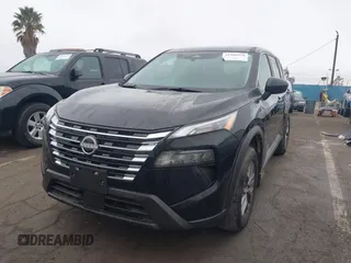 2025 Nissan Rogue S z VIN 5N1BT3ABXSC765294, wystawiony jako IAAI lot #41905928 z przebiegiem 600 mil mil oraz . Historia ofert i sprzedaży dostępna na DreamBid. Obrazek 2.