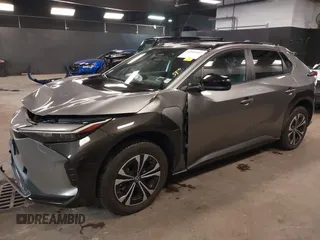 2023 Toyota bZ4X XLE z VIN JTMABACA3PA038951, wystawiony jako IAAI lot #41961433 z przebiegiem 10 261 mil mil oraz . Historia ofert i sprzedaży dostępna na DreamBid. Obrazek 20.