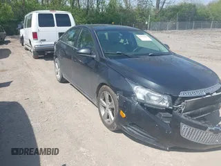 2015 Chevrolet Cruze LT z VIN 1G1PE5SB8F7284255, wystawiony jako IAAI lot #42074048 z przebiegiem 121 576 mil mil oraz . Historia ofert i sprzedaży dostępna na DreamBid. Obrazek 1.