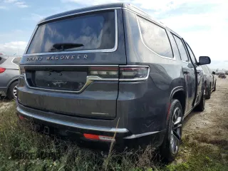 2023 Jeep Grand Wagoneer Series III z VIN 1C4SJVGP5PS512227, wystawiony jako Copart lot #76004214 z przebiegiem Nie podano mil oraz Szkoda całkowita • Salvage title. Historia ofert i sprzedaży dostępna na DreamBid. Obrazek 3.