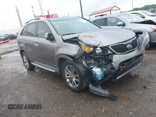2013 Kia Sorento SX z VIN 5XYKWDA23DG335171, wystawiony jako IAAI lot #42290901 z przebiegiem 136 155 mil mil oraz . Historia ofert i sprzedaży dostępna na DreamBid. Obrazek 1.