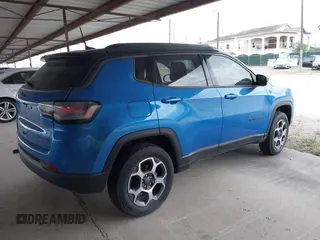 2022 Jeep Compass Trailhawk z VIN 3C4NJDDB6NT162831, wystawiony jako IAAI lot #41950418 z przebiegiem 34 762 mil mil oraz . Historia ofert i sprzedaży dostępna na DreamBid. Obrazek 4.