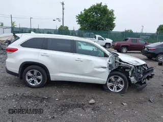 2017 Toyota Highlander Limited with VIN 5TDDZRFH6HS383458, listed as a IAAI auction lot 42510700 with 114,314 mi miles and . Bid and sale history available at DreamBid. Image 13.