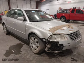 2003 Volkswagen Passat GLX with VIN WVWTH63B93P275335, listed as a IAAI auction lot 41398460 with 197,814 mi miles. Bid and sale history available at carsss.com. Image 1.