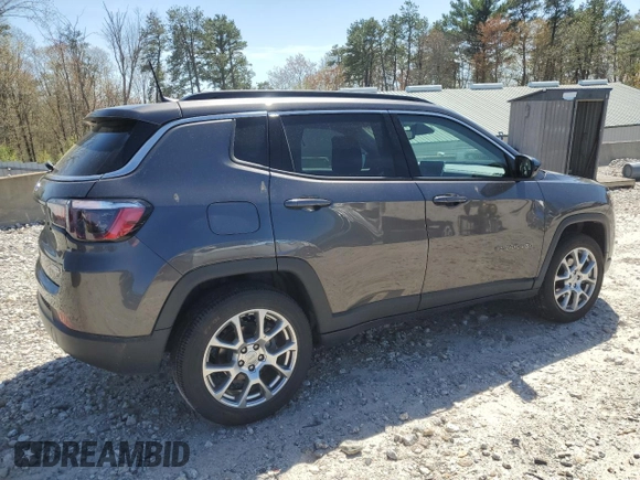 2022 Jeep Compass Latitude Lux with VIN 3C4NJDFB2NT164072, listed as a Copart auction lot 55399095 with 33,666 mi miles and Salvage title. Bid and sale history available at DreamBid. Image 3.