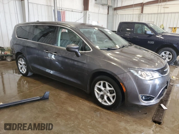 2018 Chrysler Pacifica Touring Plus with VIN 2C4RC1FG5JR122837, listed as a Copart auction lot 58764525 with 136,820 mi miles and Clean title. Bid and sale history available at DreamBid. Image 4.