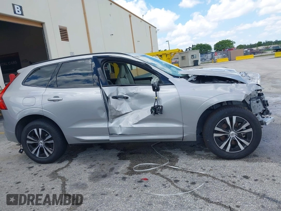 2024 Volvo XC60 Core Dark Theme z VIN YV4L12RK1R1908391, wystawiony jako IAAI lot #41212899 z przebiegiem 9083 mil mil oraz . Historia ofert i sprzedaży dostępna na DreamBid. Obrazek 13.