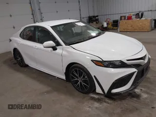 2023 Toyota Camry SE z VIN 4T1G11BK2PU083901, wystawiony jako IAAI lot #41776738 z przebiegiem 31 548 mil mil oraz . Historia ofert i sprzedaży dostępna na DreamBid. Obrazek 1.