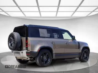 2022 Land Rover Defender S z VIN SALEJ7RX7N20764XX, wystawiony jako Copart lot #55269965 z przebiegiem 32 231 mil mil oraz Czysty tytuł • Clean title. Historia ofert i sprzedaży dostępna na DreamBid. Obrazek 3.