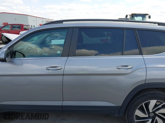 2024 Volkswagen Atlas SE z VIN 1V2WR2CA3RC567572, wystawiony jako IAAI lot #42042562 z przebiegiem 28 684 mil mil oraz . Historia ofert i sprzedaży dostępna na DreamBid. Obrazek 14.