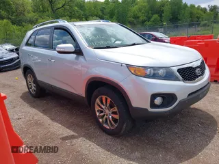 2011 Kia Sorento EX z VIN 5XYKUDA27BG123912, wystawiony jako IAAI lot #42386968 z przebiegiem 142 809 mil mil oraz . Historia ofert i sprzedaży dostępna na DreamBid. Obrazek 1.
