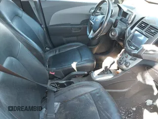 2015 Chevrolet Sonic LTZ z VIN 1G1JE6SB5F4208568, wystawiony jako IAAI lot #41765909 z przebiegiem Nie podano mil oraz . Historia ofert i sprzedaży dostępna na DreamBid. Obrazek 5.