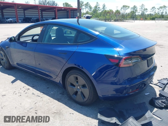 2022 Tesla Model 3 Long Range z VIN 5YJ3E1EB6NF106038, wystawiony jako IAAI lot #42214585 z przebiegiem 40 667 mil mil oraz . Historia ofert i sprzedaży dostępna na DreamBid. Obrazek 3.