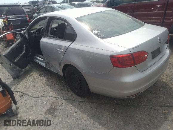 2014 Volkswagen Jetta S z VIN 3VW2K7AJXEM355536, wystawiony jako IAAI lot #37320896 z przebiegiem 129 450 mil mil oraz . Historia ofert i sprzedaży dostępna na DreamBid. Obrazek 3.