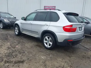 2008 BMW X5 3.0si z VIN 5UXFE43518L036315, wystawiony jako IAAI lot #42424578 z przebiegiem 130 744 mil mil oraz . Historia ofert i sprzedaży dostępna na DreamBid. Obrazek 3.
