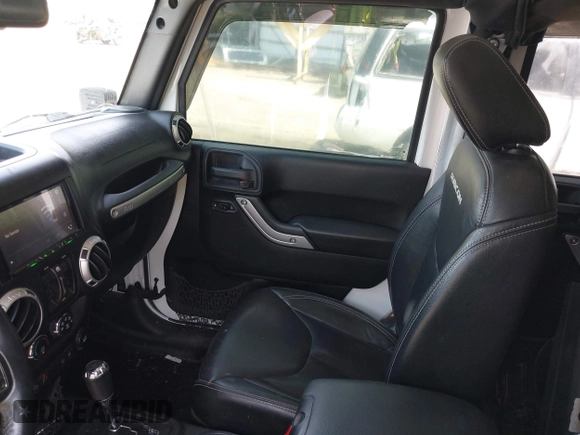 2015 Jeep Wrangler Unlimited Rubicon z VIN 1C4BJWFGXFL755810, wystawiony jako IAAI lot #42495531 z przebiegiem 109 668 mil mil oraz . Historia ofert i sprzedaży dostępna na DreamBid. Obrazek 5.