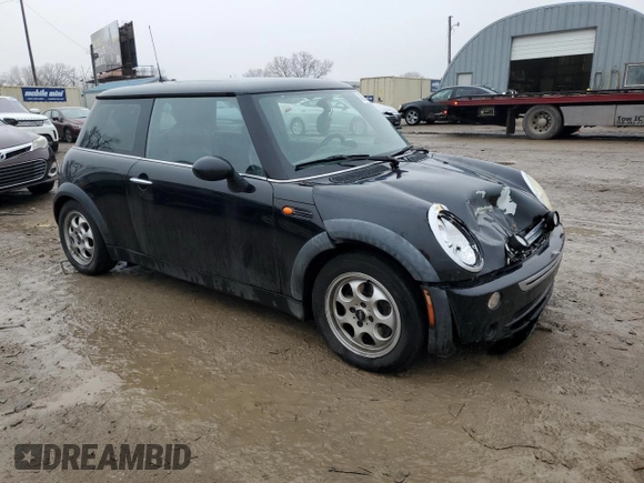 2005 MINI Hardtop z VIN WMWRC33525TK61317, wystawiony jako Copart lot #43325015 z przebiegiem 159 089 mil mil oraz Szkoda całkowita • Salvage title. Historia ofert i sprzedaży dostępna na DreamBid. Obrazek 4.