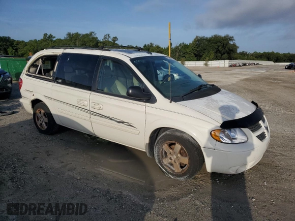 2005 Dodge Caravan SXT with VIN 2D4GP44L45R585381, listed as a Copart auction lot 66082085 with 195,700 mi miles and Salvage title. Bid and sale history available at DreamBid. Image 4.