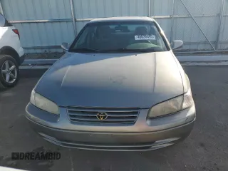 1998 Toyota Camry LE z VIN JT2BF28K2W0115564, wystawiony jako Copart lot #46628495 z przebiegiem 133 215 mil mil oraz Czysty tytuł • Clean title. Historia ofert i sprzedaży dostępna na DreamBid. Obrazek 5.