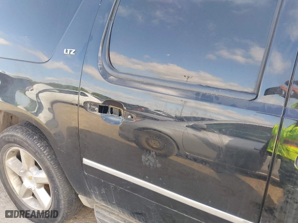 2014 Chevrolet Suburban LTZ with VIN 1GNSCKE08ER220808, listed as a IAAI auction lot 42022477 with 192,488 mi miles. Bid and sale history available at carsss.com. Image 17.