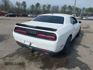 2016 Dodge Challenger SXT z VIN 2C3CDZAG6GH263508, wystawiony jako IAAI lot #41587297 z przebiegiem 119 114 mil mil oraz . Historia ofert i sprzedaży dostępna na DreamBid. Obrazek 4.