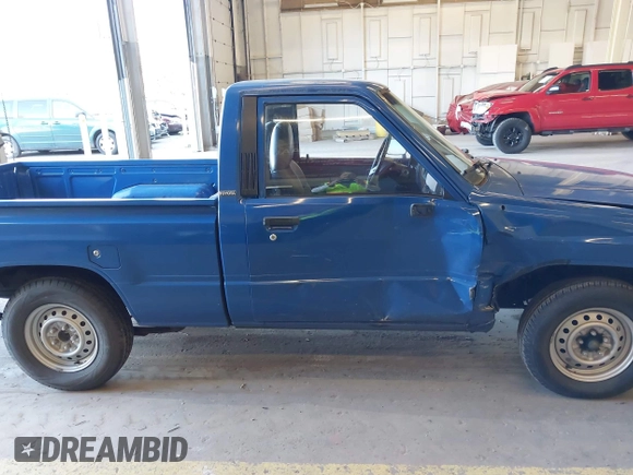 1985 Toyota Pickup z VIN JT4RN50RXF0083921, wystawiony jako IAAI lot #42029838 z przebiegiem 249 994 mil mil oraz . Historia ofert i sprzedaży dostępna na DreamBid. Obrazek 6.