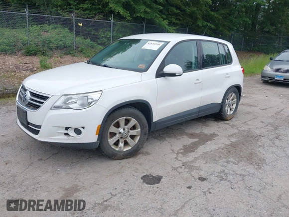 2010 Volkswagen Tiguan S with VIN WVGBV7AX2AW524632, listed as a IAAI auction lot 42531994 with 198,282 mi miles and . Bid and sale history available at DreamBid. Image 2.