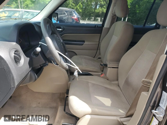 2014 Jeep Patriot Altitude z VIN 1C4NJPBA7ED894466, wystawiony jako Copart lot #54675025 z przebiegiem 110 716 mil mil oraz Szkoda całkowita • Salvage title. Historia ofert i sprzedaży dostępna na DreamBid. Obrazek 7.