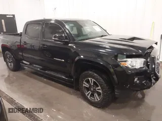 2018 Toyota Tacoma SR5 z VIN 3TMDZ5BN8JM054108, wystawiony jako IAAI lot #42062873 z przebiegiem 91 894 mil mil oraz . Historia ofert i sprzedaży dostępna na DreamBid. Obrazek 1.