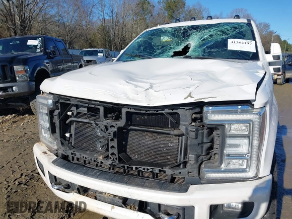 2017 Ford Super Duty F-250 SRW Lariat with VIN 1FT7W2BT4HEE52421, listed as a IAAI auction lot 41362197 with 161,965 mi miles. Bid and sale history available at carsss.com. Image 6.