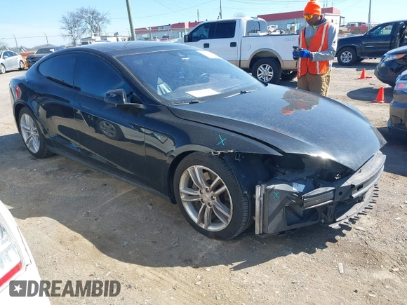 2015 Tesla Model S 85D z VIN 5YJSA1E24FF114180, wystawiony jako IAAI lot #41832583 z przebiegiem 152 008 mil mil oraz . Historia ofert i sprzedaży dostępna na DreamBid. Obrazek 1.