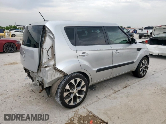 2013 Kia Soul + z VIN KNDJT2A66D7483811, wystawiony jako Copart lot #56746085 z przebiegiem 161 371 mil mil oraz Szkoda całkowita • Salvage title. Historia ofert i sprzedaży dostępna na DreamBid. Obrazek 3.
