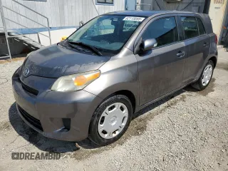 2010 Scion xD z VIN JTKKU4B4XAJ053748, wystawiony jako Copart lot #62115895 z przebiegiem 144 778 mil mil oraz Czysty tytuł • Clean title. Historia ofert i sprzedaży dostępna na DreamBid. Obrazek 1.