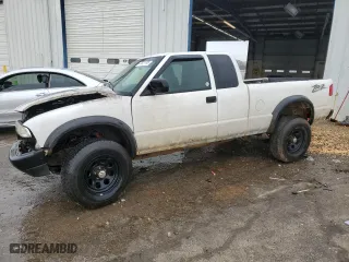 2002 Chevrolet S-10 LS with VIN 1GCCT19W028149143, listed as a Copart auction lot 41827785 with 205,053 mi miles and Salvage Title. Bid and sale history available at carsss.com. Image 1.