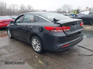 2017 Kia Optima LX z VIN 5XXGT4L38HG139029, wystawiony jako IAAI lot #41170780 z przebiegiem 131 201 mil mil oraz . Historia ofert i sprzedaży dostępna na DreamBid. Obrazek 3.