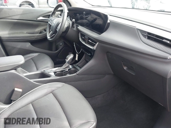 2024 Buick Encore GX Avenir z VIN KL4AMFSL5RB054571, wystawiony jako IAAI lot #41839672 z przebiegiem 7 826 mil mil oraz . Historia ofert i sprzedaży dostępna na DreamBid. Obrazek 5.