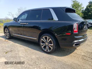 2022 Rolls-Royce Cullinan z VIN SLATV4C09NU214462, wystawiony jako Copart lot #70713624 z przebiegiem 9904 mil mil oraz Szkody całkowita. Historia ofert i sprzedaży dostępna na DreamBid. Obrazek 2.