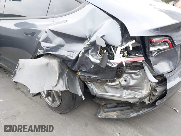 2023 Tesla Model 3 z VIN 5YJ3E1EAXPF403095, wystawiony jako IAAI lot #42151764 z przebiegiem 17 872 mil mil oraz . Historia ofert i sprzedaży dostępna na DreamBid. Obrazek 6.