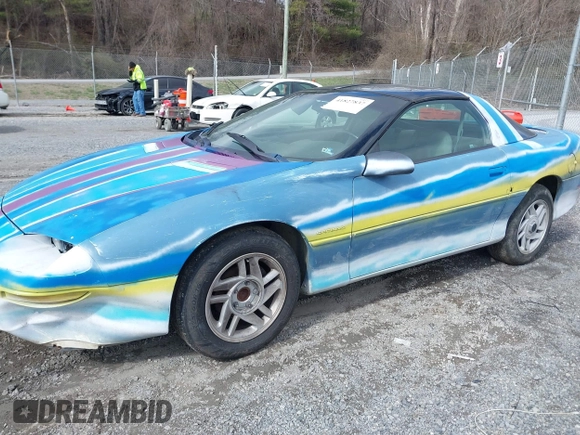 1994 Chevrolet Camaro z VIN 2G1FP22S6R2203690, wystawiony jako IAAI lot #41827837 z przebiegiem 183 917 mil mil oraz . Historia ofert i sprzedaży dostępna na DreamBid. Obrazek 2.