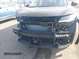 2025 Nissan Kicks S z VIN 3N8AP6BB5SL357380, wystawiony jako IAAI lot #41876846 z przebiegiem 861 mil mil oraz . Historia ofert i sprzedaży dostępna na DreamBid. Obrazek 19.