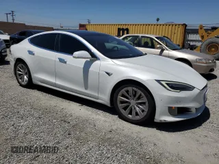 2017 Tesla Model S 100D z VIN 5YJSA1E28HF203141, wystawiony jako Copart lot #56306495 z przebiegiem 101 039 mil mil oraz Szkoda całkowita • Salvage title. Historia ofert i sprzedaży dostępna na DreamBid. Obrazek 4.