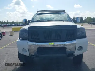 2006 Nissan Titan LE z VIN 1N6AA07B86N558129, wystawiony jako IAAI lot #42290349 z przebiegiem 177 739 mil mil oraz . Historia ofert i sprzedaży dostępna na DreamBid. Obrazek 12.